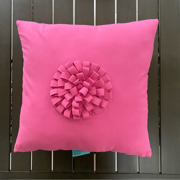 TEEN VOGUE RETRO 3-D FLOWER ACCENT PILLOWS (SET OF 2)!! - Picture 1 of 7